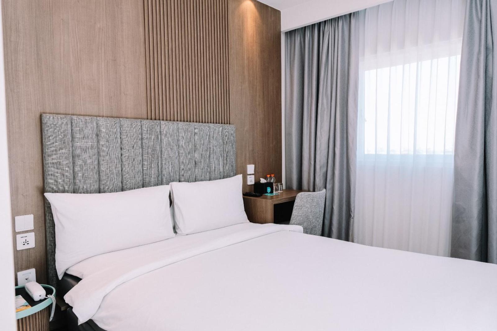 Deka Hotel Surabaya Hr Muhammad Exterior foto