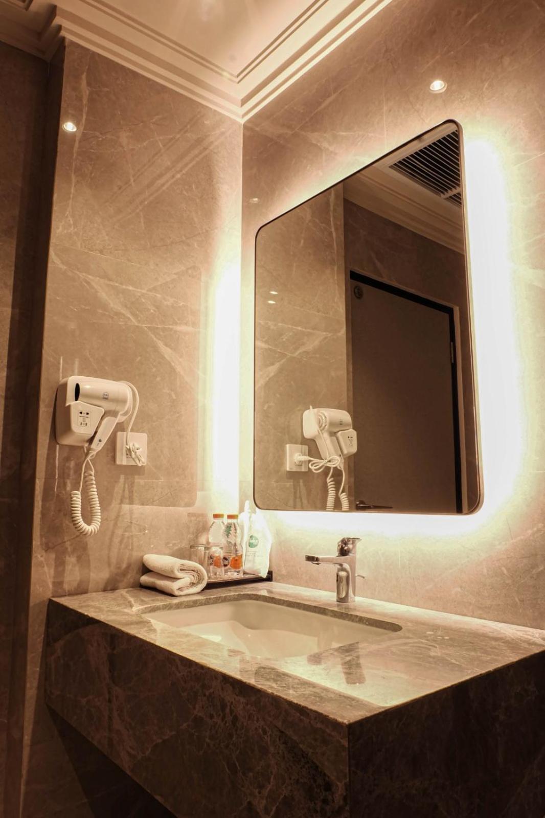 Deka Hotel Surabaya Hr Muhammad Quarto foto
